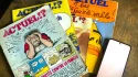Magazines Actuel des années 1970 posés à côté d’un smartphone moderne, contraste entre presse papier et écriture numérique