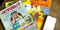 Magazines Actuel des années 1970 posés à côté d’un smartphone moderne, contraste entre presse papier et écriture numérique