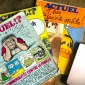 Magazines Actuel des années 1970 posés à côté d’un smartphone moderne, contraste entre presse papier et écriture numérique