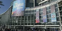 NAMM Show au Anaheim Convention Center, façade principale avec bannières officielles et visiteurs à l’entrée du salon de la musique