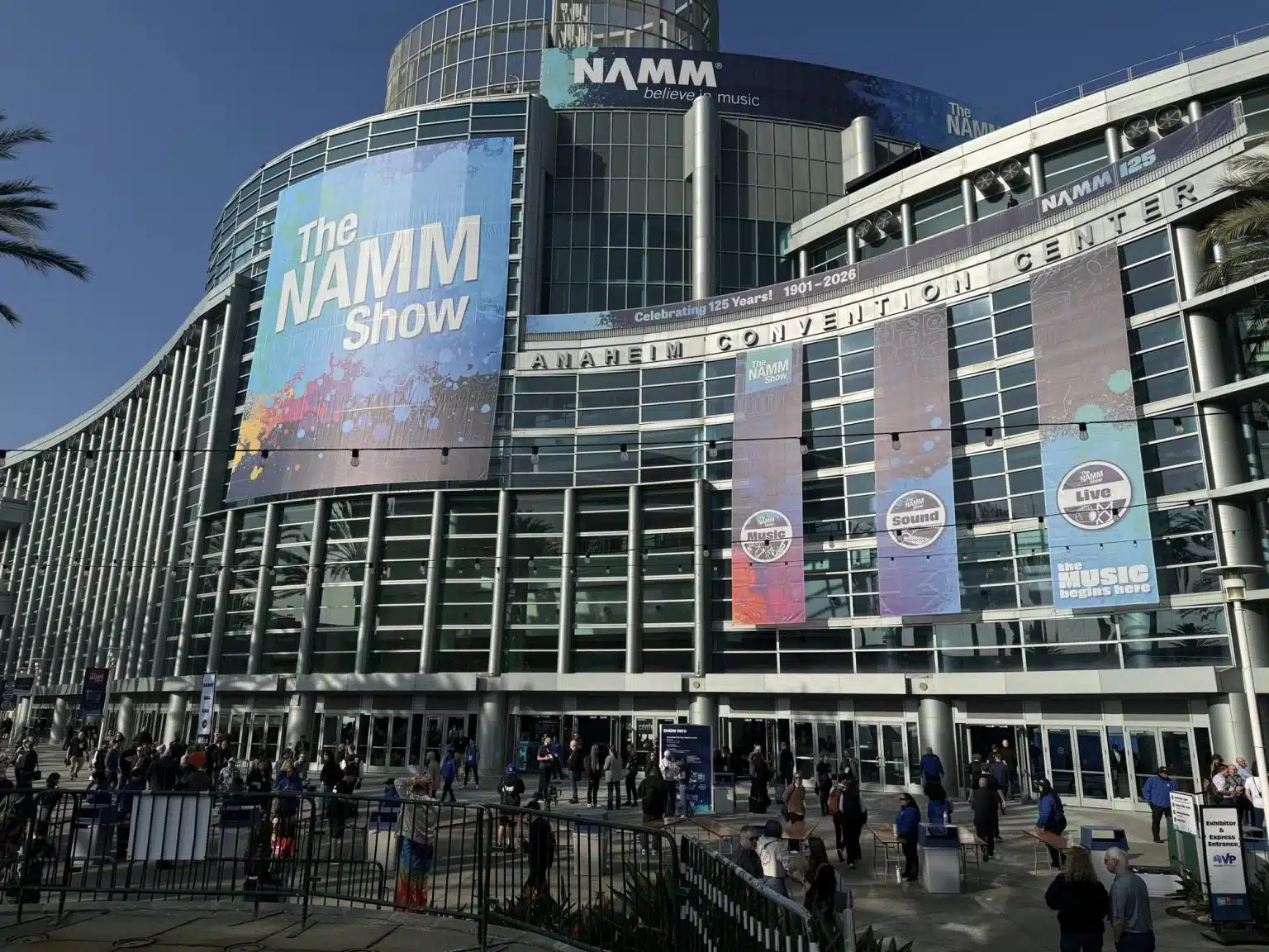 NAMM Show au Anaheim Convention Center, façade principale avec bannières officielles et visiteurs à l’entrée du salon de la musique