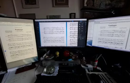 Mon bureau lors de la migration des fichiers Finale vers Dorico avec un passage par un pdf à gauche pour vérification.