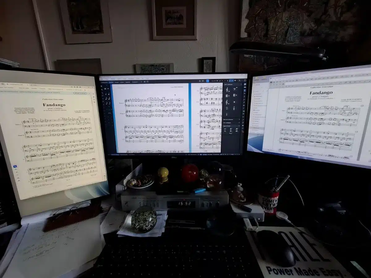 Mon bureau lors de la migration des fichiers Finale vers Dorico avec un passage par un pdf à gauche pour vérification.