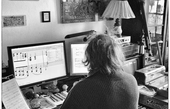 Compositeur travaillant sur une partition avec un logiciel de notation musicale