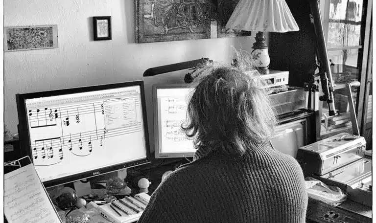 Compositeur travaillant sur une partition avec un logiciel de notation musicale