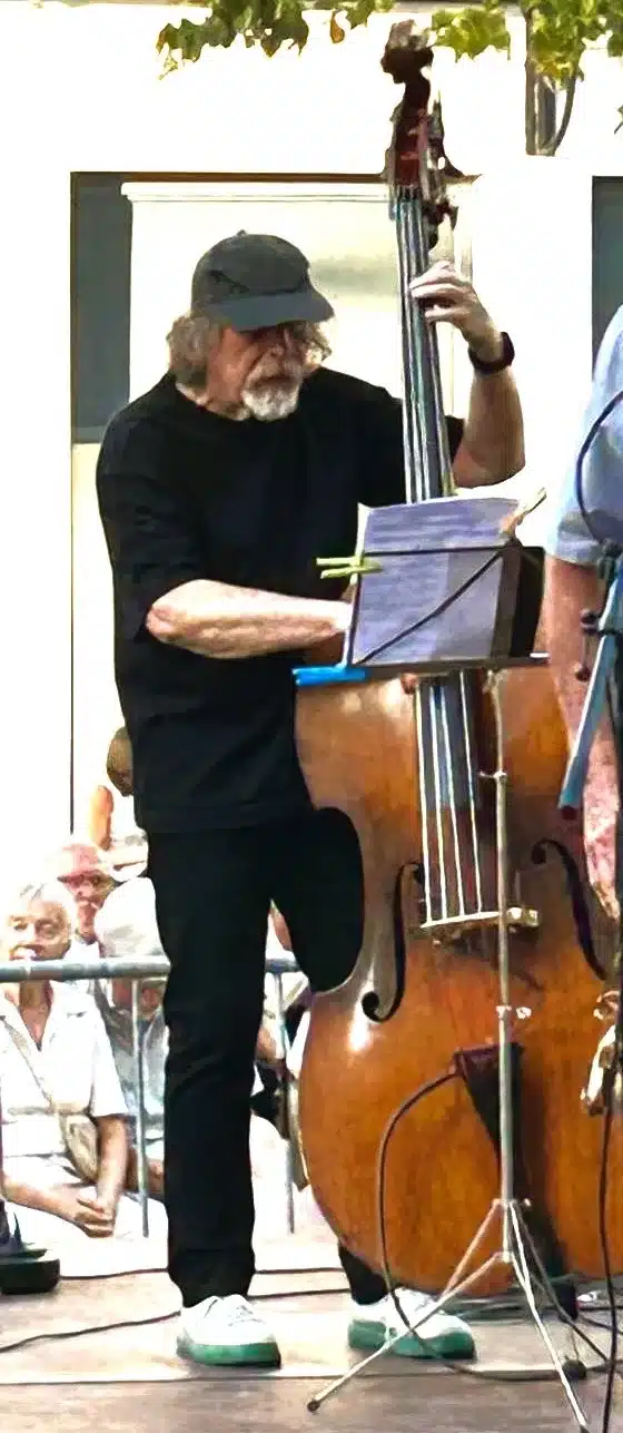 Jean-Paul Gilles contrebassiste de jazz en concert avec contrebasse et partition