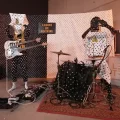 Angine de Poitrine en concert avec guitare microtonale double manche et batterie