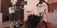 Angine de Poitrine en concert avec guitare microtonale double manche et batterie