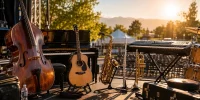 Instruments de musique sur une scène en été exposés à la chaleur pendant une canicule